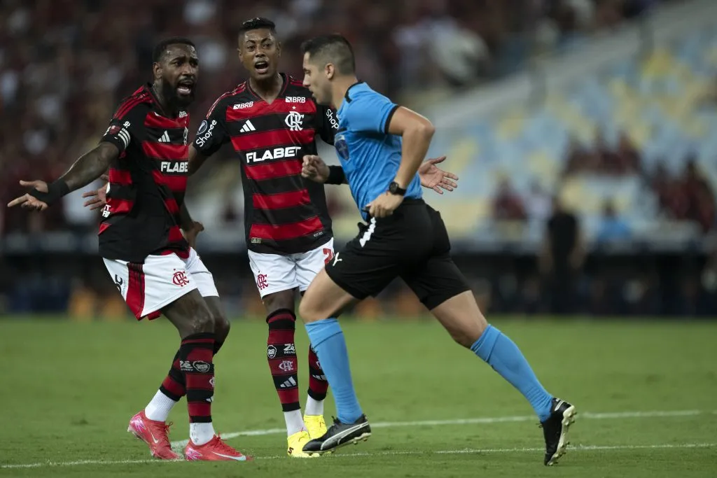 Gerson também falou ‘grosso’ no vestiário após vexame no Maracanã diante do Central Córdoba. Foto: Jorge Rodrigues/AGIF