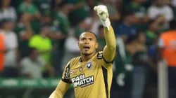 John Victor jogador do Botafogo comemora seu gol com jogadores do seu time durante partida contra o Palmeiras no estádio Arena Allianz Parque pelo campeonato Brasileiro A 2024.