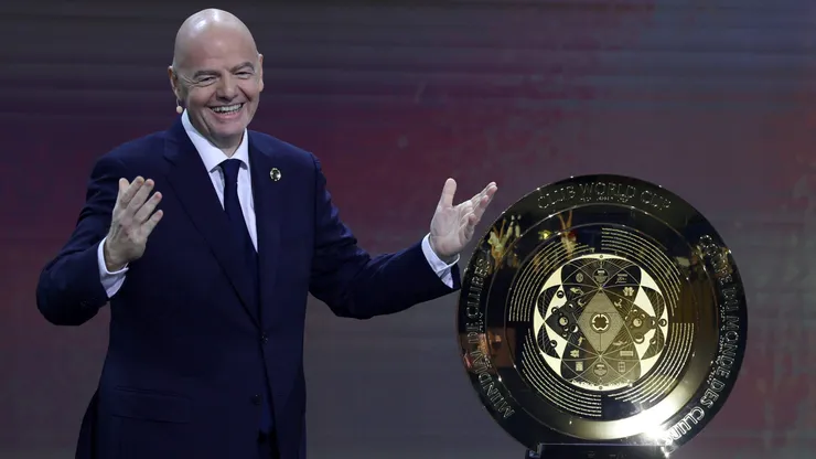 MIAMI, FLORIDA - DECEMBER 05: FIFA Gianni Infantino, presidente da FIFA com a taça do Super Mundial de Clubes - Foto: Brennan Asplen/Getty Images