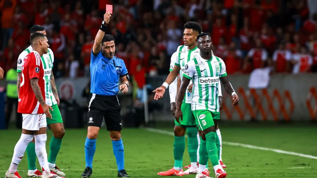 Marino Hinestroza, jogador do Atlético Nacional, recebe cartao vermelho do arbitro durante partida contra o Internacional no estadio Beira-Rio pelo campeonato Copa Libertadores 2025. Foto: Maxi Franzoi/AGIF