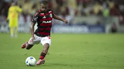 RJ - RIO DE JANEIRO - 09/04/2025 - COPA LIBERTADORES 2025, FLAMENGO X CORDOBA - De la Cruz jogador do Flamengo chuta para marcar seu gol durante partida contra o Cordoba no estadio Maracana pelo campeonato Copa Libertadores 2025. Foto: Jorge Rodrigues/AGIF