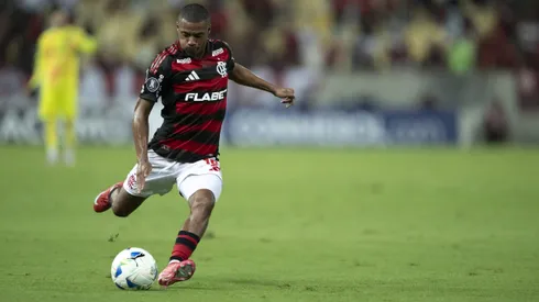 RJ - RIO DE JANEIRO - 09/04/2025 - COPA LIBERTADORES 2025, FLAMENGO X CORDOBA - De la Cruz jogador do Flamengo chuta para marcar seu gol durante partida contra o Cordoba no estadio Maracana pelo campeonato Copa Libertadores 2025. Foto: Jorge Rodrigues/AGIF