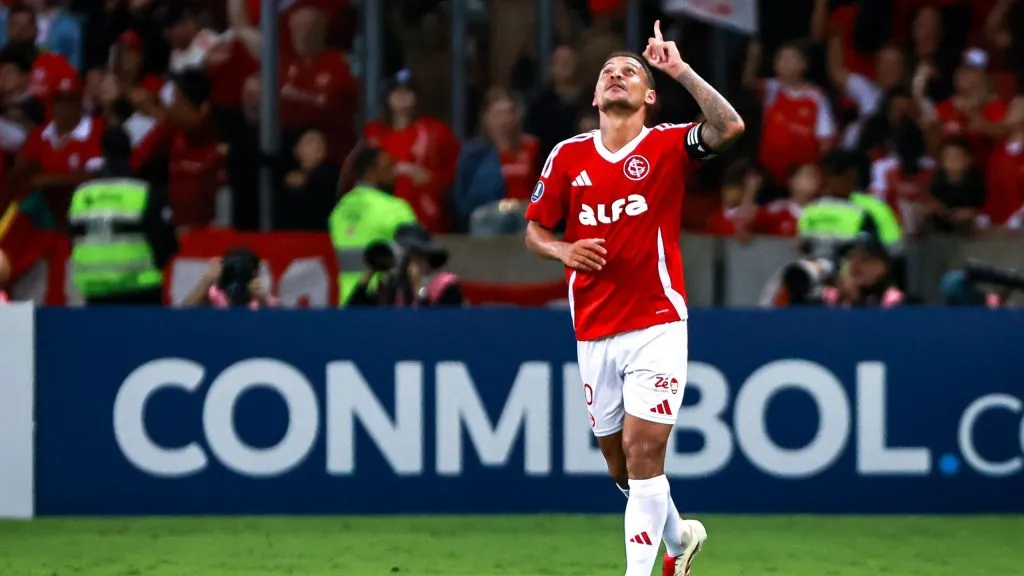 Alan Patrick comemora um de seus gols sobre o Atlético Nacional. Foto: Maxi Franzoi/AGIF