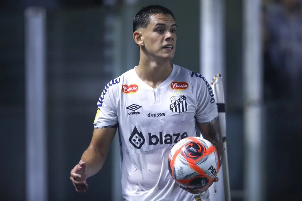 SP – SANTOS – 16/01/2025 – PAULISTA 2025, SANTOS X MIRASSOL – JP Chermont jogador do Santos durante partida contra o Mirassol no estadio Vila Belmiro pelo campeonato Paulista 2025. Foto: Reinaldo Campos/AGIF