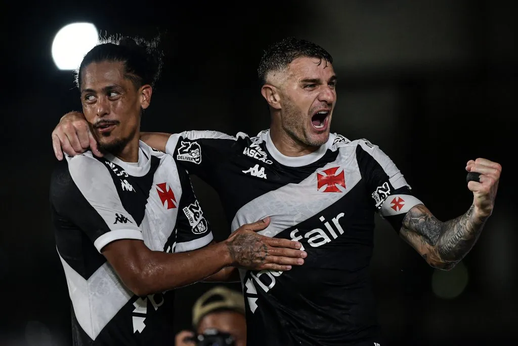 Vegetti jogador do Vasco comemora seu gol com Mauricio Lemos jogador da sua equipe durante partida contra o Santos no estadio Sao Januario pelo campeonato Brasileiro A 2025. Foto: Thiago Ribeiro/AGIF