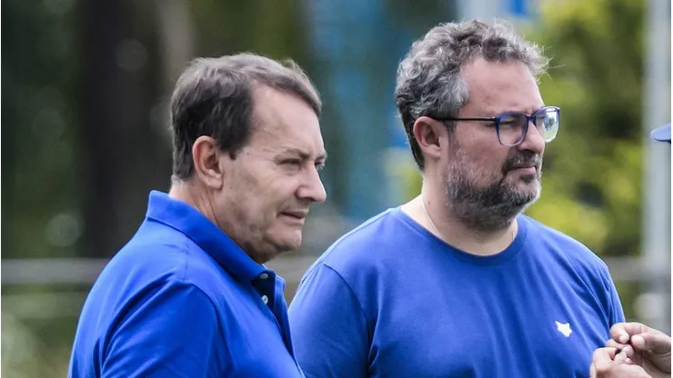 Alexandre Mattos está pressionado no Cruzeiro e perdeu respaldo de Pedro Lourenço