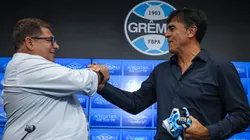 Alexandre Rossato cumprimenta Gustavo Quinteros. Foto: Lucas Uebel/Grêmio.