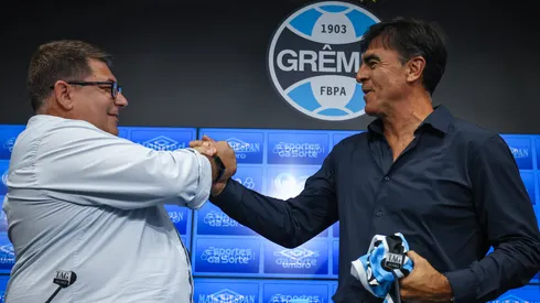 Alexandre Rossato cumprimenta Gustavo Quinteros. Foto: Lucas Uebel/Grêmio.