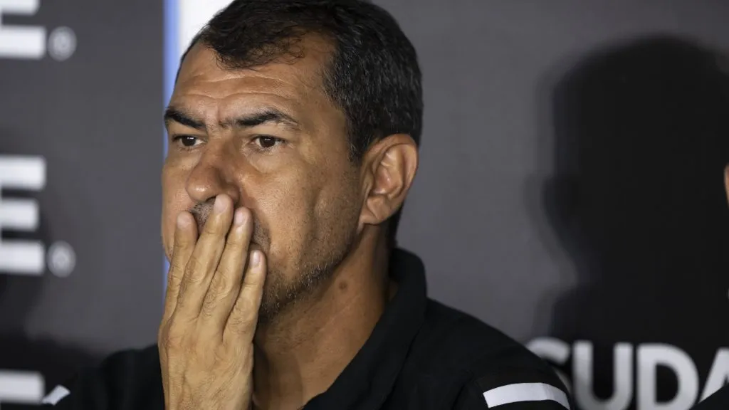 Fábio Carille chega pressionado no Vasco para enfrentar o Flamengo – Foto: Jorge Rodrigues/AGIF