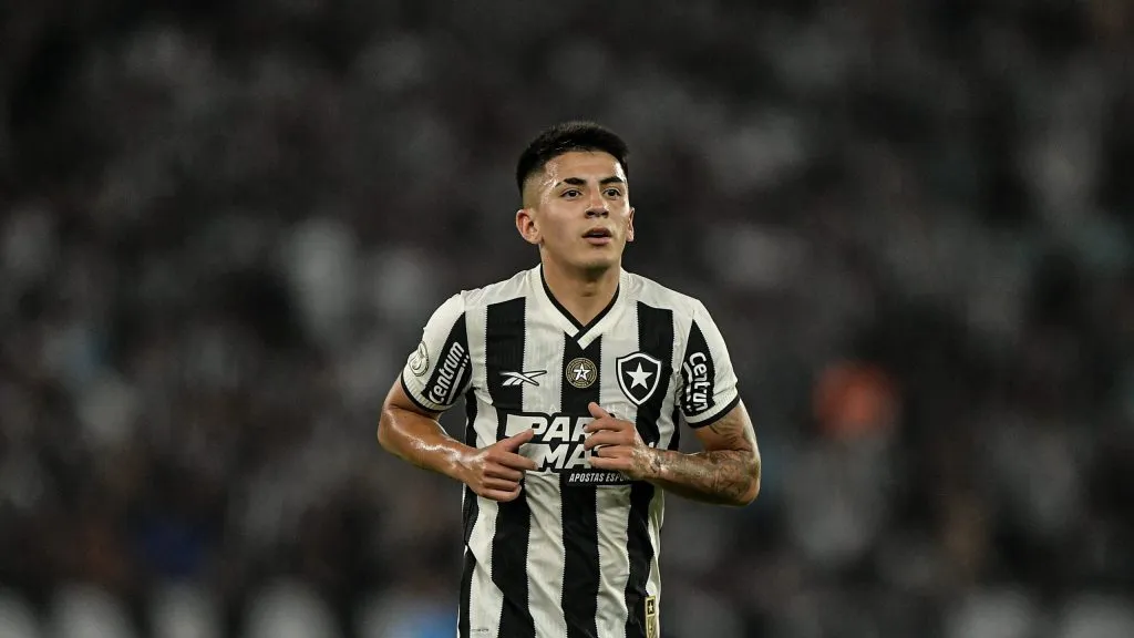Almada, jogador do Botafogo, durante partida contra o Corinthians, pelo Campeonato Brasileiro de 2024. Foto: Thiago Ribeiro/AGIF.