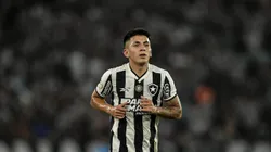 Almada, jogador do Botafogo, durante partida contra o Corinthians, pelo Campeonato Brasileiro de 2024. Foto: Thiago Ribeiro/AGIF.
