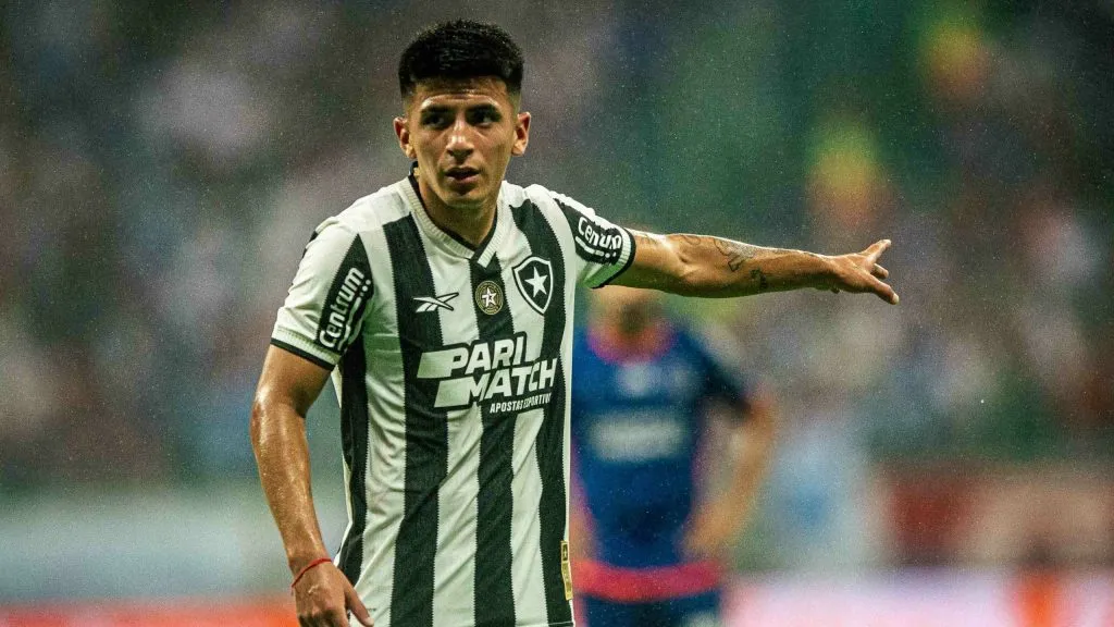 Almada em ação com a camisa do Glorioso. Foto: Jhony Pinho/AGIF.