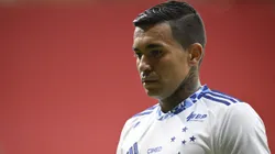 Atacante durante jogo da Raposa