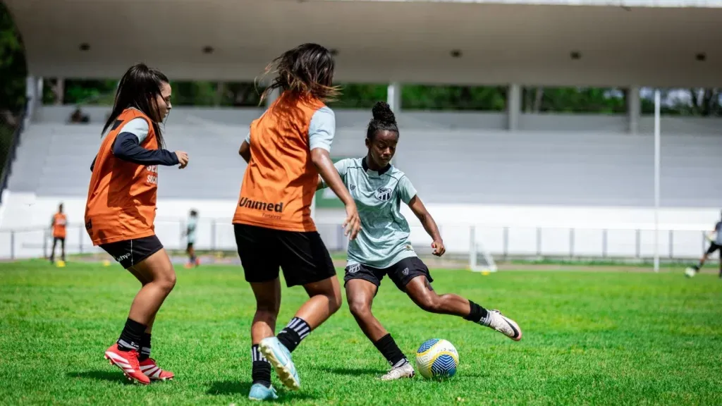 Atletas do time feminino do Ceará em treinamento