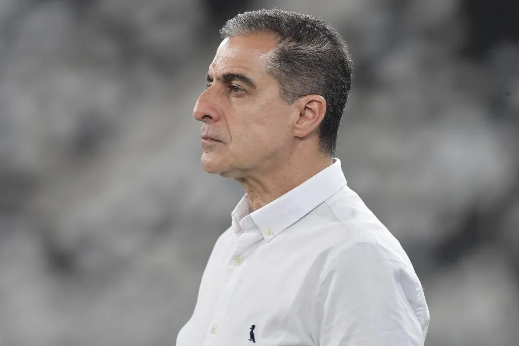 RJ – RIO DE JANEIRO – 08/04/2025 – COPA LIBERTADORES 2025, BOTAFOGO X CARABOBO – Renato Paiva tecnico do Botafogo durante partida contra o Carabobo no estadio Engenhao pelo campeonato Copa Libertadores 2025. Foto: Thiago Ribeiro/AGIF
