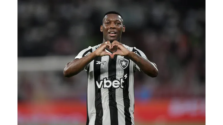 Patrick de Paula jogador do Botafogo comemora seu gol durante partida contra o Bangu no estádio Engenhão pelo campeonato Carioca 2025. Foto: Thiago Ribeiro/AGIF