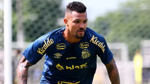 Treino do Santos FC nesta manhã no CT Rei Pelé na baixada santista, na foto, o zagueiro Zé Ivaldo.