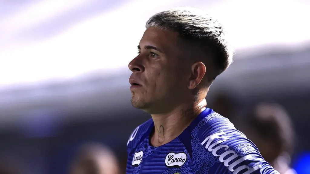 SP – SANTOS – 22/01/2025 – PAULISTA 2025, SANTOS X PALMEIRAS – Soteldo jogador do Santos durante aquecimento antes da partida contra o Palmeiras no estadio Vila Belmiro pelo campeonato Paulista 2025. Foto: Marcello Zambrana/AGIF