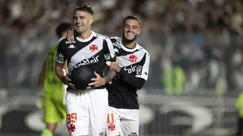 Vegetti, jogador do Vasco, comemora seu gol contra o Puerto Cabello-VEN ao lado de Coutinho. Foto: Jorge Rodrigues/AGIF.