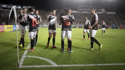 Vegetti, jogador do Vasco, comemora seu gol com jogadores do seu time. Foto: Jorge Rodrigues/AGIF