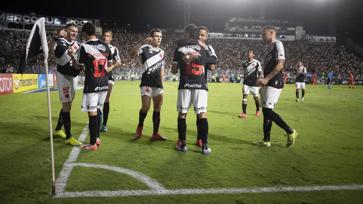 Vegetti, jogador do Vasco, comemora seu gol com jogadores do seu time. Foto: Jorge Rodrigues/AGIF