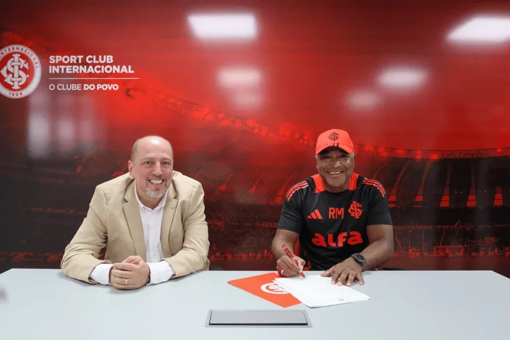 Roger Machado durante a renovação de seu contrato com o Inter. Foto: Ricardo Duarte/Internacional
