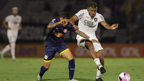 Cuiabano jogador do Botafogo durante partida contra o Bragantino no estádio Nabi Abi Chedid pelo campeonato Brasileiro A 2024.