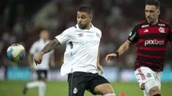 RJ - RIO DE JANEIRO - 13/06/2024 - BRASILEIRO A 2024, FLAMENGO X GREMIO - Leo Ortiz jogador do Flamengo disputa lance com Joao Pedro jogador do Gremio durante partida no estadio Maracana pelo campeonato Brasileiro A 2024. Foto: Jorge Rodrigues/AGIF