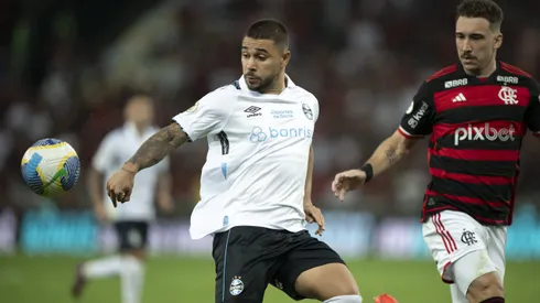 RJ – RIO DE JANEIRO – 13/06/2024 – BRASILEIRO A 2024, FLAMENGO X GREMIO – Leo Ortiz jogador do Flamengo disputa lance com Joao Pedro jogador do Gremio durante partida no estadio Maracana pelo campeonato Brasileiro A 2024. Foto: Jorge Rodrigues/AGIF