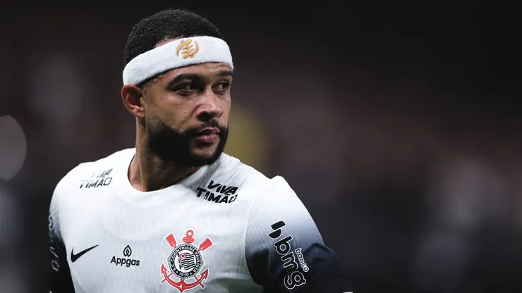 Memphis Depay causou polêmica no clássico. Foto: Ettore Chiereguini/AGIF