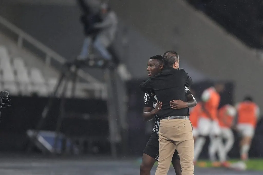 Patrick de Paula jogador e Renato Paiva técnico do Botafogo – Foto: Thiago Ribeiro/AGIF