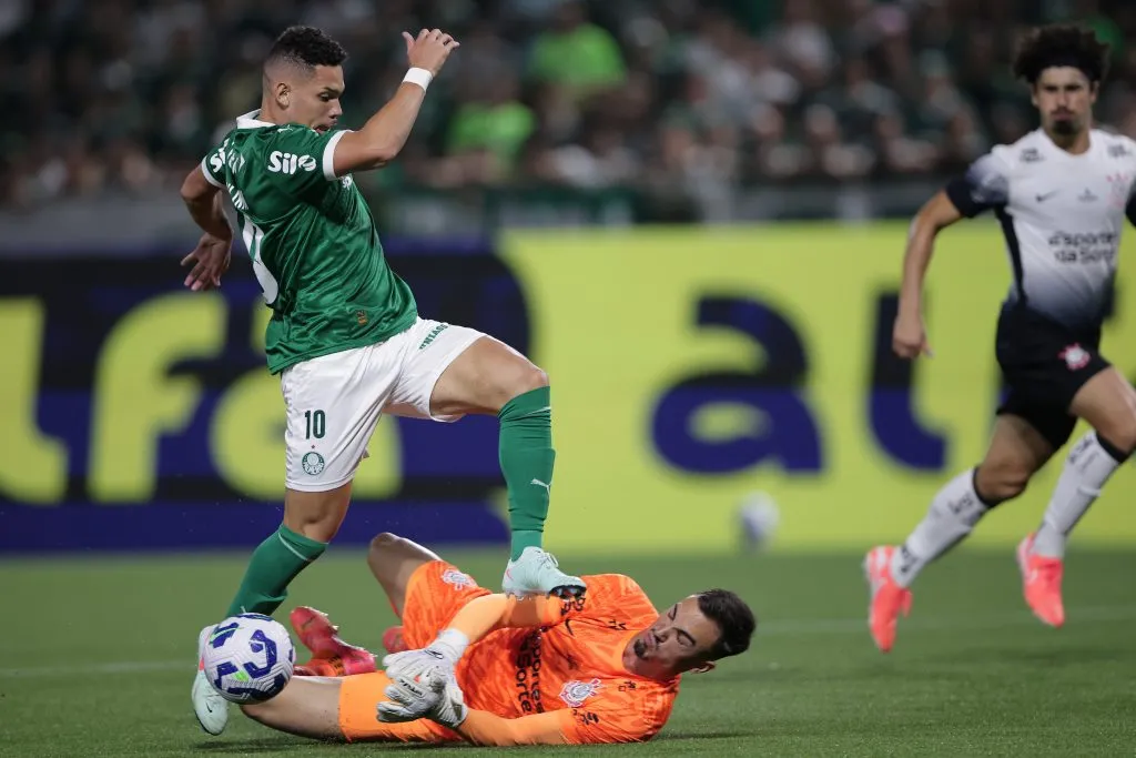 Paulinho durante o clássico contra o Corinthians. Foto: Ettore Chiereguini/AGIF