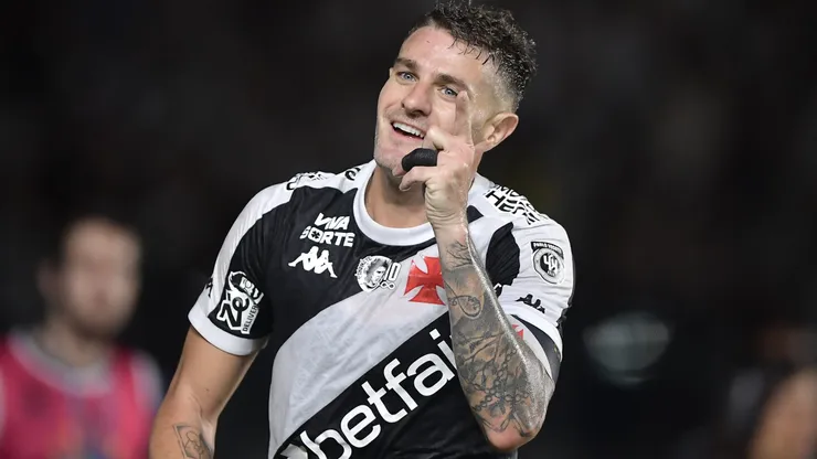 Vegetti, jogador do Vasco, comemora seu gol durante partida contra o Sport no estadio Sao Januario pelo campeonato Brasileiro A 2025. Foto: Thiago Ribeiro/AGIF