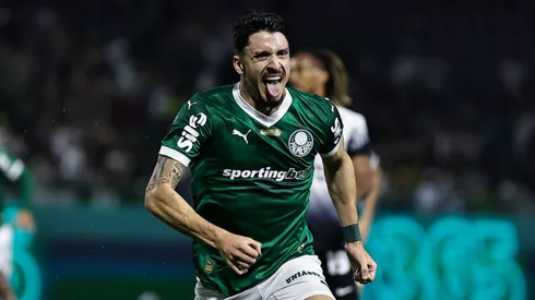 SP – BARUERI – 12/04/2025 – BRASILEIRO A 2025, PALMEIRAS X CORINTHIANS – Joaquin Piquerez jogador do Palmeiras comemora seu gol durante partida contra o Corinthians no estadio Arena Barueri pelo campeonato Brasileiro A 2025. Foto: Fabio Giannelli/AGIF