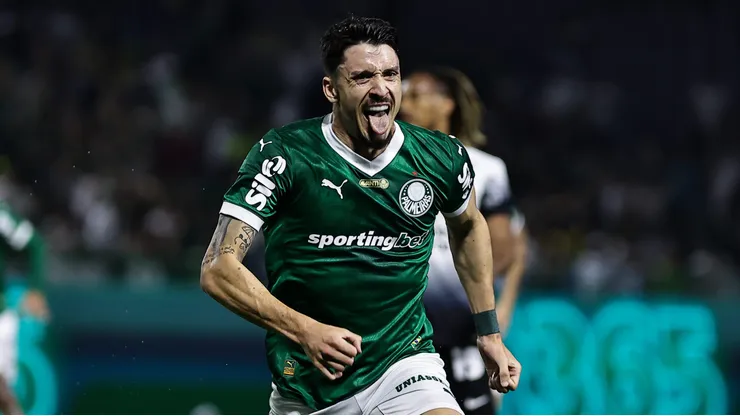 SP - BARUERI - 12/04/2025 - BRASILEIRO A 2025, PALMEIRAS X CORINTHIANS - Joaquin Piquerez jogador do Palmeiras comemora seu gol durante partida contra o Corinthians no estadio Arena Barueri pelo campeonato Brasileiro A 2025. Foto: Fabio Giannelli/AGIF
