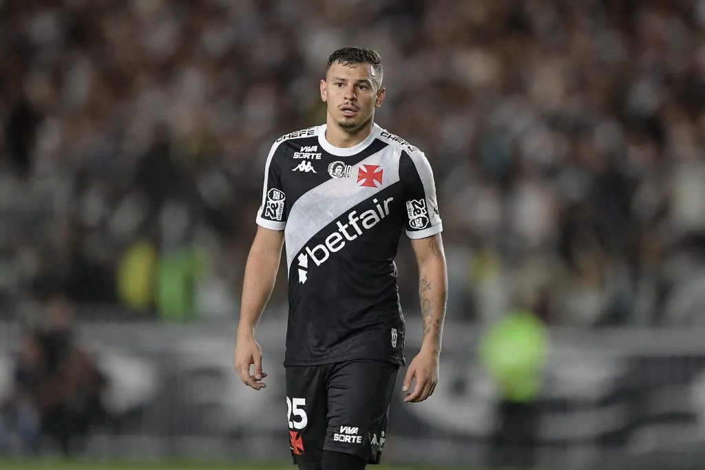 Hugo Moura, jogador do Vasco durante partida contra o Sport no estadio Sao Januario pelo campeonato Brasileiro A 2025. Foto: Thiago Ribeiro/AGIF