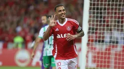 Alan Patrick celebra os três gols marcados diante do Atlético Nacional-COL. Foto: Ricardo Duarte/Internacional.