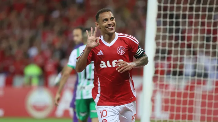 Alan Patrick celebra os três gols marcados diante do Atlético Nacional-COL. Foto: Ricardo Duarte/Internacional.
