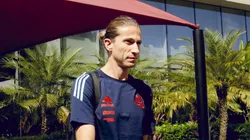 Filipe Luís durante o embarque do elenco para Porto Alegre.