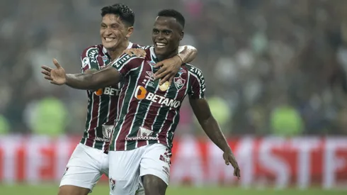 Jhon Arias, jogador do Fluminense, comemora gol com Germán Cano no duelo contra a LDU-EQU, pela Recopa Sul-Americana de 2024. Foto: Jorge Rodrigues/AGIF.