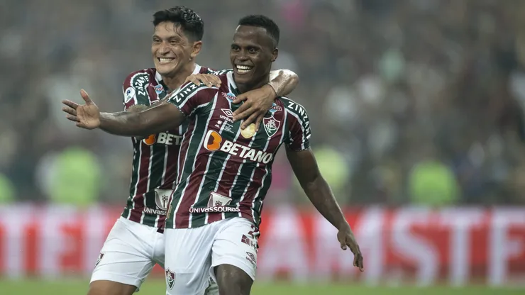 Jhon Arias, jogador do Fluminense, comemora gol com Germán Cano no duelo contra a LDU-EQU, pela Recopa Sul-Americana de 2024. Foto: Jorge Rodrigues/AGIF.