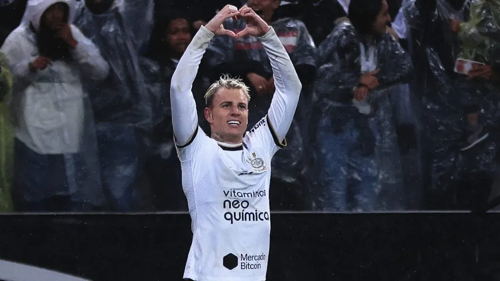 Róger Guedes comemorando gol. Foto: Ettore Chiereguini/AGIF