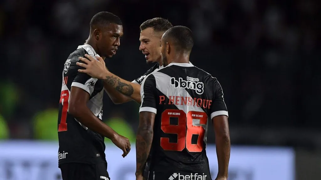 Rayan celebra tento marcado com seus companheiros. Foto: Thiago Ribeiro/AGIF.