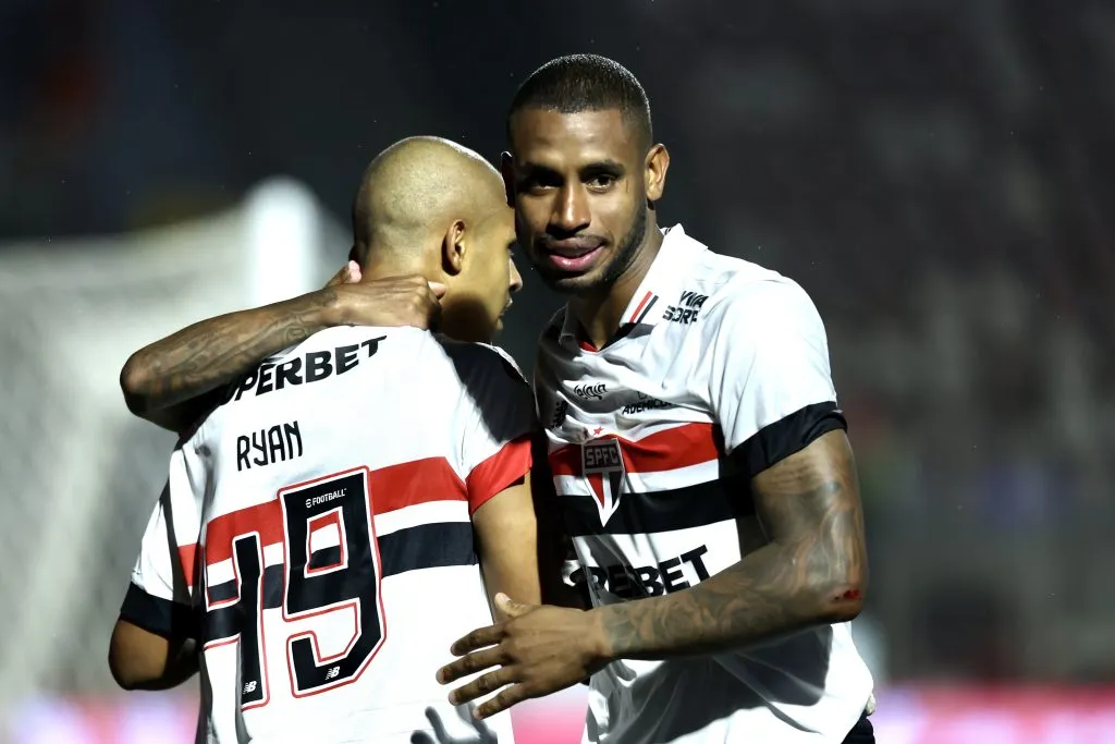 SP – SAO PAULO – 29/01/2025 – PAULISTA 2025, PORTUGUESA X SAO PAULO – Ryan jogador do Sao Paulo comemora seu gol com Andre Silva jogador da sua equipe durante partida contra o Portuguesa no estadio Pacaembu pelo campeonato Paulista 2025. Foto: Marcello Zambrana/AGIF