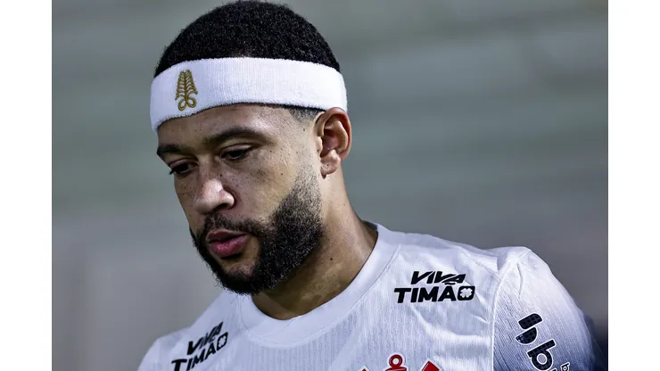 Memphis Depay jogador do Corinthians durante entrada em campo para partida contra o Palmeiras no estádio Arena Barueri pelo campeonato Brasileiro A 2025. Foto: Fabio Giannelli/AGIF