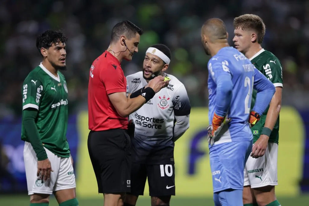 SP – BARUERI – 12/04/2025 – BRASILEIRO A 2025, PALMEIRAS X CORINTHIANS – Memphis Depay jogador do Corinthians reclama com a arbitragem durante partida contra o Palmeiras no estAdio Arena Barueri pelo campeonato Brasileiro A 2025. Foto: Ettore Chiereguini/AGIF