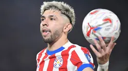 Julio Enciso durante partida entre Paraguai e Chile, no Estádio Defensores del Chaco, pelas Eliminatórias para a Copa do Mundo de 2026. Foto: Christian Alvarenga
