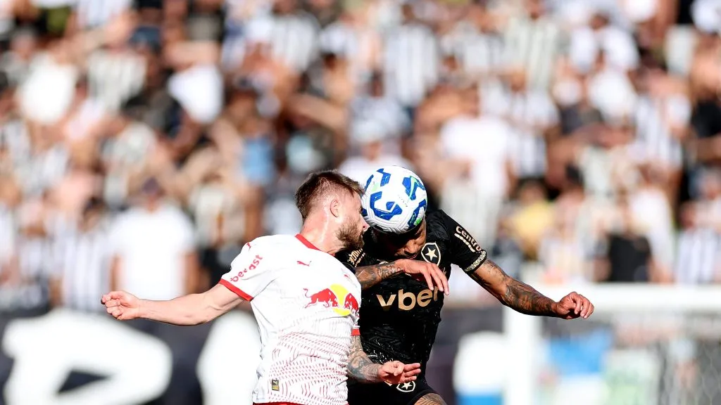 Jogadores de RB Bragantino e Botafogo brigam pela posse de bola. Foto: Vítor Silva/Botafogo.