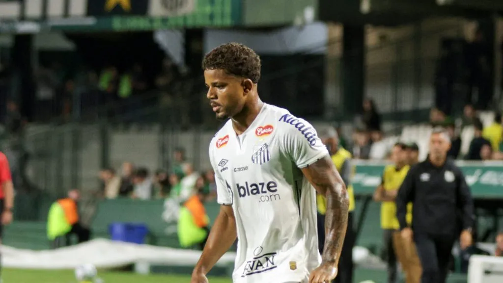 Foto: Robson Mafra/AGIF – Kevyson tem contrato até 2027 com o Peixe, mas não empolga Caixinha