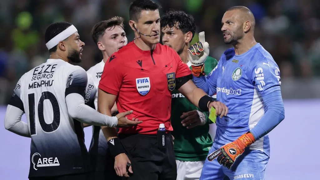 Árbitro recebendo reclamações. Foto: Ettore Chiereguini/AGIF